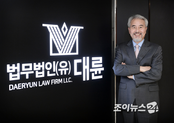 성악가로 독창회를 앞두고 있는 김인원 변호사가 서울 종로구 적선동에 위치한 법무법인 대륜 사무실에서 조이뉴스24와의 인터뷰에 앞서 포즈를 취하고 있다. [사진=정소희 기자]