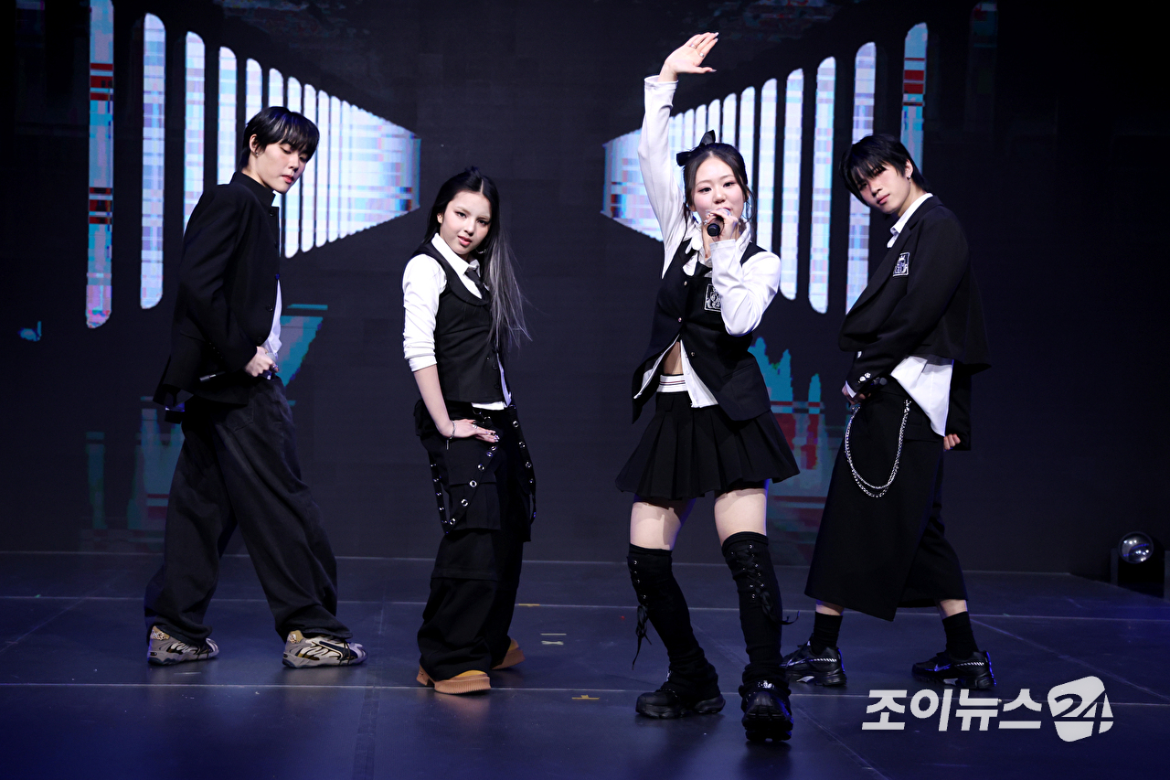 그룹 초코(ChoCo)가 24일 오후 서울 마포구 상암동 쇼킹케이팝센터에서 열린 초코엔터테인먼트 첫 패밀리 앨범 '초코 라 파밀리아(ChoCo La Familia)' 발매 기념 쇼케이스에 참석해 멋진 무대를 펼치고 있다. [사진=문수지 기자]