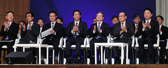 강훈식 비서실장(앞줄 오른쪽부터)과 위성락 국가안보실장, 김용범 정책실장 등이 7일 용산 대통령실에서 열린 이재명 대통령 정부 6개월 성과 간담회에 참석해 있다. [사진=연합뉴스]