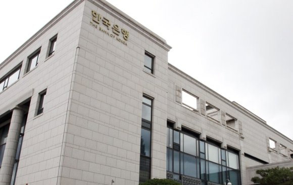 서울 중구 하나은행 위변조 대응센터에서 직원이 달러화를 정리하고 있다. [사진=연합뉴스]