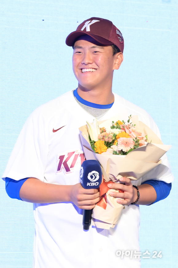 '2023 KBO 신인 드래프트'가 15일 오후 서울 소공동 웨스틴조선호텔 그랜드볼룸에서 열린 가운데 키움에 1라운드 지명된 김건희(원주고)가 유니폼을 입고 소감을 전하고 있다. [사진=정소희 기자]