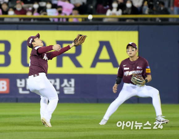2022 KBO리그 포스트시즌 플레이오프 키움 히어로즈 대 LG 트윈스 1차전 경기가 24일 오후 서울 잠실야구장에서 펼쳐졌다. 3회말 2사 1,3루에서 LG 문보경의 타구를 키움 유격수 김휘집이 놓치고 있다. [사진=정소희 기자]