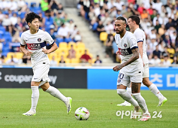 3일 오후 부산아시아드주경기장에서 열린 쿠팡플레이 시리즈 3차전 전북 현대와 파리 생제르맹(PSG)의 경기 후반 PSG 이강인이 드리블을 하고 있다. [사진=곽영래 기자]