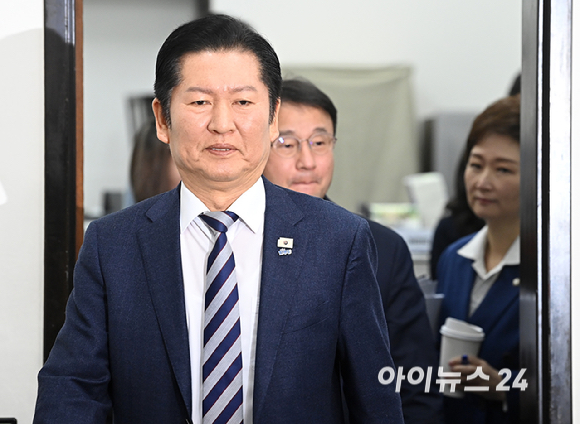 더불어민주당 정청래 대표와 한병도 원내대표가 2일 서울 여의도 국회에서 열린 최고위원회의에 참석하고 있다. [사진=곽영래 기자]