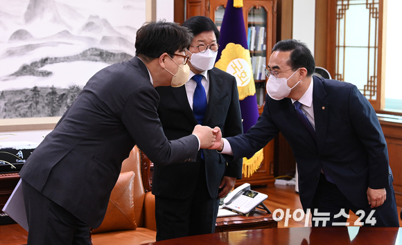 박홍근 더불어민주당 원내대표(오른쪽)와 권성동 국민의힘 원내대표(왼쪽)가 19일 오후 서울 여의도 국회에서 박병석 국회의장 주재로 열린 양당 원내대표 회동에서 주먹인사를 하고 있다. [사진=김성진 기자]