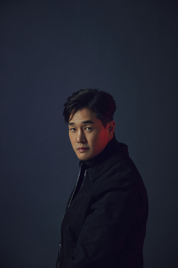 '비질란테'에 출연한 배우 유지태가 인터뷰에 앞서 사진촬영을 하고 있다. [사진=월트디즈니 컴퍼니 코리아]