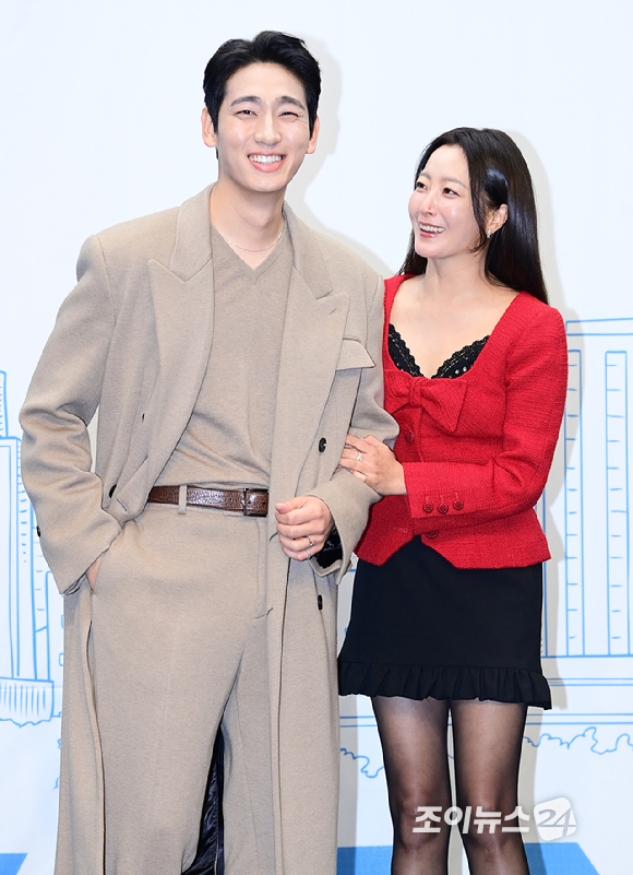 [포토] &apos;다음생은 없으니까&apos; 김희선X윤박, 싱글벙글 커플샷