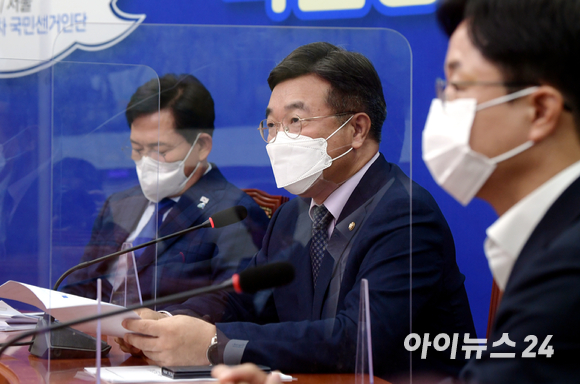 윤호중 더불어민주당 원내대표가 27일 오전 서울 여의도 국회에서 열린 최고위원회의에서 모두발언을 하고 있다.