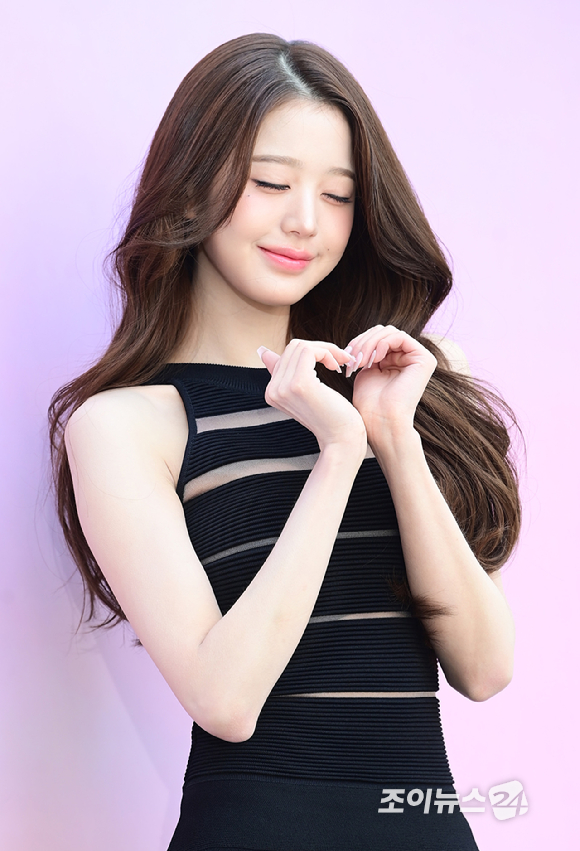 아이브 장원영이 23일 오전 서울 성동구 쎈느 성수에서 열린 다이슨 슈퍼소닉 트래블 라운지 팝업 스토어 행사에 참석하고 있다. [사진=정소희 기자]