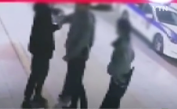 지난달 공무집행방해로 체포된 외국인은 경찰이 자신을 발로 차고, 전기충격기(테이저건)를 쓰는 등 과잉 진압했다고 호소하고 있다. 사진은 체포 당시가 경찰이 A씨를 밀치는 장면. [사진=YTN]