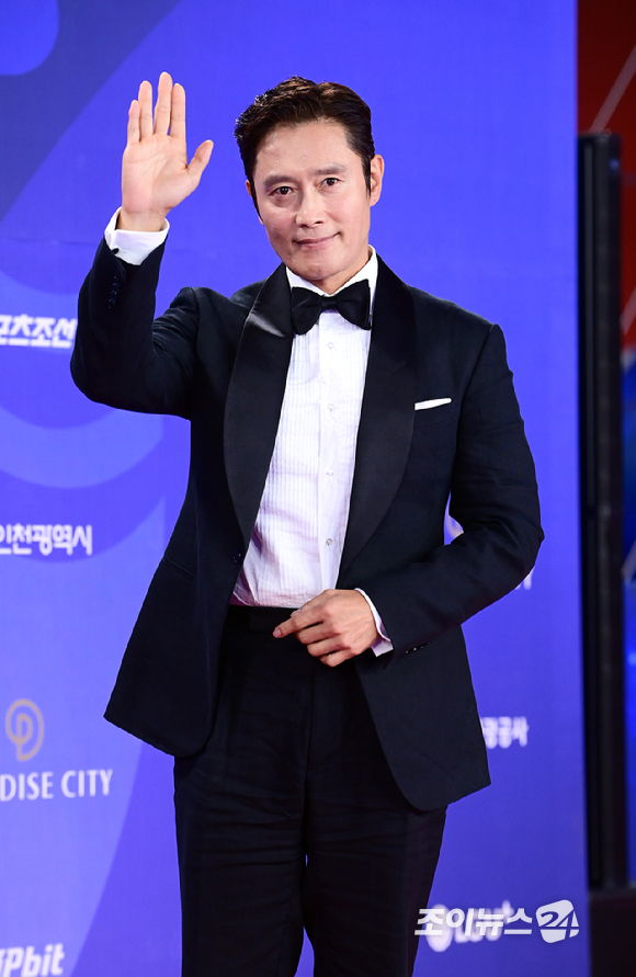 배우 이병헌이 18일 오후 인천광역시 파라다이스 시티에서 열린 제4회 청룡시리즈어워즈 레드카펫 행사에 참석하고 있다. [사진=정소희 기자]