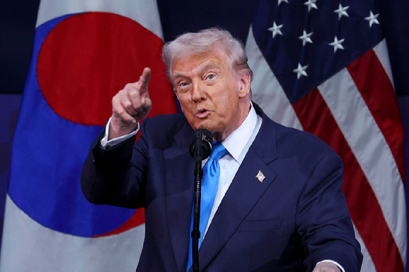 도널드 트럼프 미국 대통령이 29일 경주예술의전당에서 APEC CEO 서밋 특별연설을 하고 있다. [사진=연합뉴스]