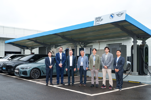 (왼쪽 세 번째부터)안드레아스 스툼(Andreas Stumm) BMW 그룹 R&D 센터 코리아 총괄과 김민규 한국전기연구원 시험부원장 등 관계자들이 지난 25일 BMW그룹 R&D 센터 코리아에서 업무협약을 체결하고 기념촬영하고 있다. [사진=BMW그룹코리아]