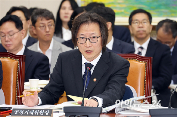 주병기 공정거래위원장이 14일 서울 여의도 국회에서 열린 국회 정무위원회 공정거래위원회 등에 대한 국정감사에서 질의에 답변하고 있다. [사진=곽영래 기자]