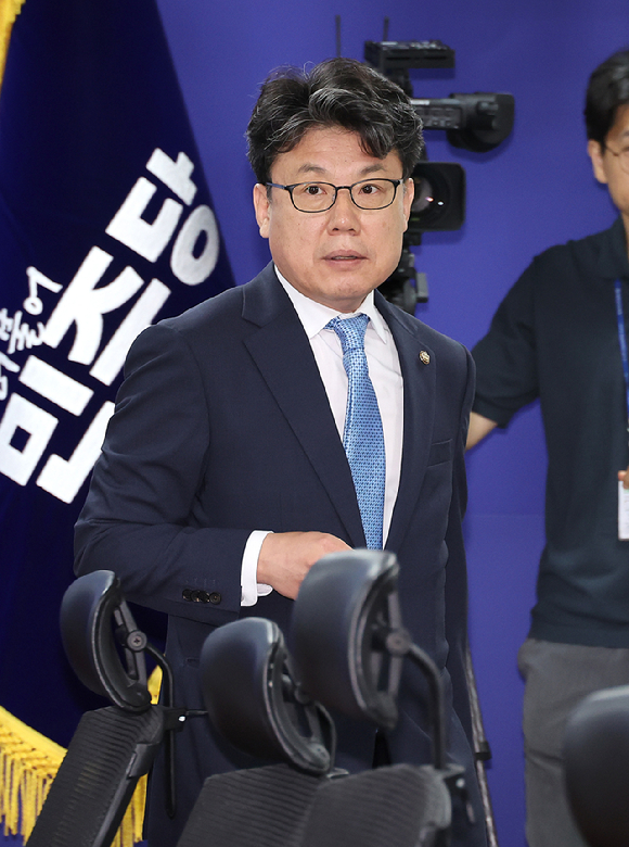 더불어민주당 진성준 정책위의장이 15일 서울 여의도 국회 의원회관에서 열린 '폭염 대책 당정 간담회'에 참석하고 있다. 2025.7.15 [사진=연합뉴스]