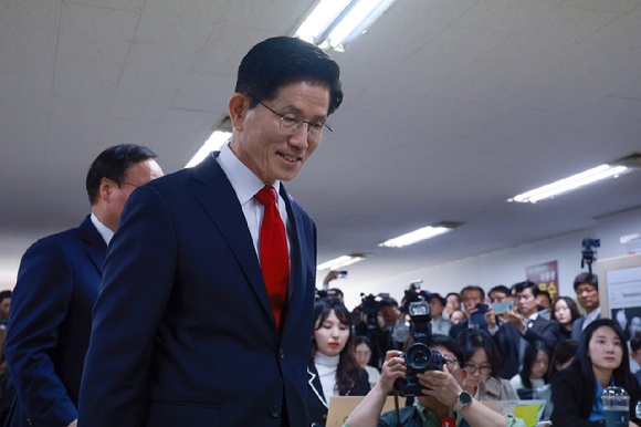 국민의힘 김문수 대선후보와 무소속 한덕수 대선 예비후보가 7일 서울 종로구의 한 식당에서 후보 단일화 관련 회동을 하기 전 악수하고 있다. [사진=곽영래 기자]