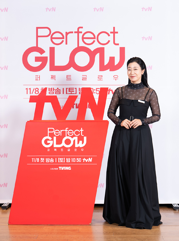 배우 라미란이 6일 오전 온라인 중계로 진행된 tvN '퍼펙트 글로우' 제작발표회에 참석해 포즈를 취하고 있다. [사진=tvN]