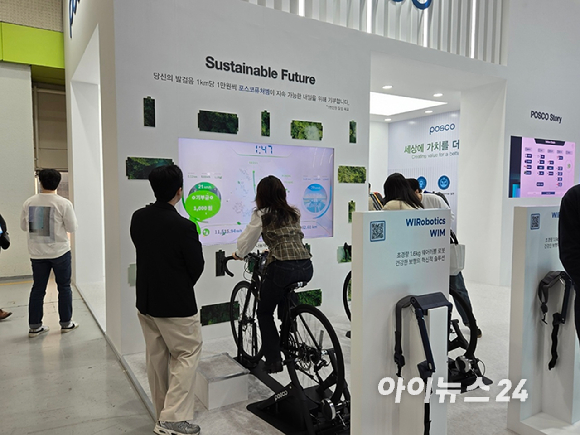 '인터배터리 2025' 행사장에 참가자들이 현장 등록을 위해 줄을 서고 있다. [사진=최란 기자]