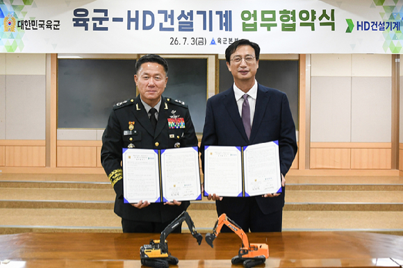 문재영 HD건설기계 사장(오른쪽)과 하헌철 육군본부 군수참모부장 소장이 건설장비 무인화 등 기술 교류 및 정비 인력 양성을 위한 업무협약을 체결하고 있다. [사진=HD건설기계]