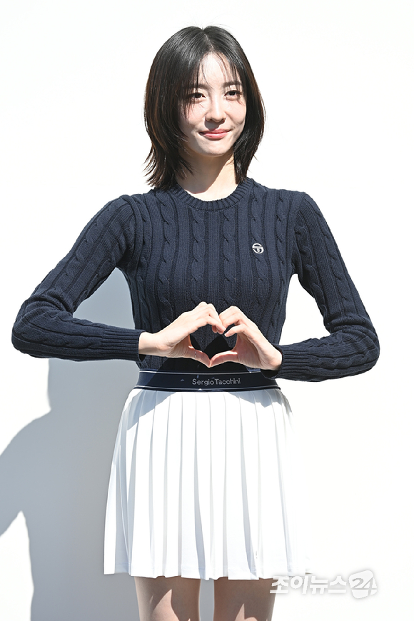 배우 박지현이 26일 오후 서울 용산구 한남동 플래그십 스토어에서 열린 클래식 라이프스타일 브랜드 세르지오 타키니 한남 플래그십 스토어 오픈 기념 포토콜 행사에 참석해 포즈를 취하고 있다. [사진=문수지 기자]