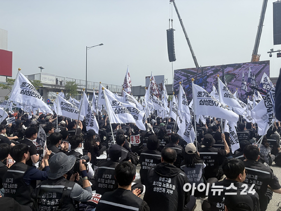 23일 경기 평택 삼성로에서 열린 총궐기 집회에서 삼성전자 직원들이 깃발을 흔들고 있다. [사진=권서아 기자]