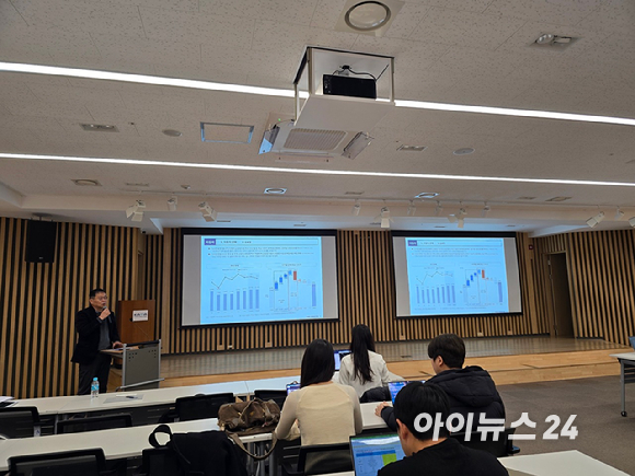 양진수 현대자동차그룹 HMG경영연구원 모빌리티산업연구실장 상무가 16일 서울 서초동 자동차회관 그랜저볼룸에서 열린 한국자동차기자협회(KAJA) 신년 세미나에서 '2026년 글로벌 자동차 시장 전망'을 주제로 발표하고 있다. [사진=김종성 기자]