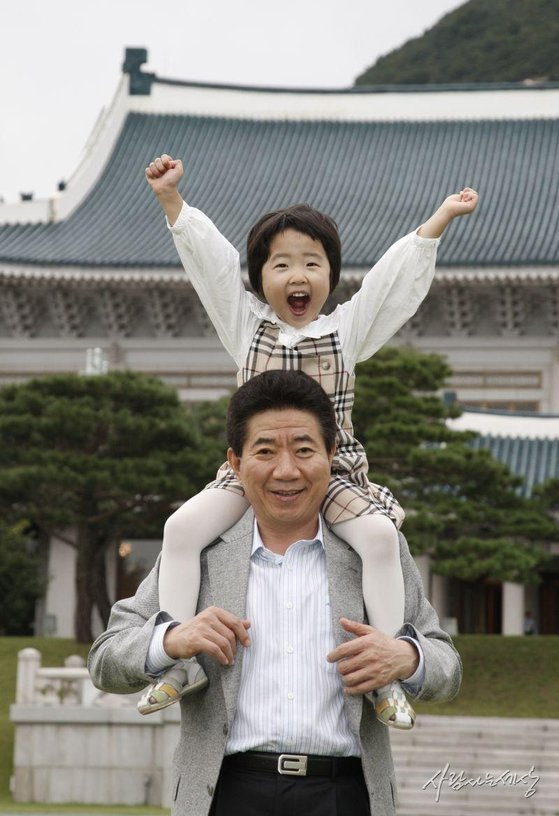 2008년 고(故) 노무현 전 대통령이 경남 김해 진영 봉하마을에서 손녀 노서은양을 자전거 뒷자리에 태우고 봉하벌판을 달리고 있다 [사진=노무현 사료관]