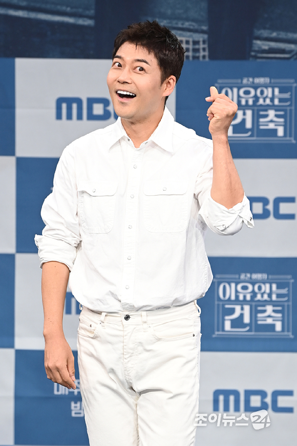 방송인 전현무가 21일 오후 서울 마포구 상암동 MBC에서 열린 MBC 새 교양프로그램 '이유 있는 건축-공간 여행자' 제작발표회에 참석해 포즈를 취하고 있다. [사진=문수지 기자]