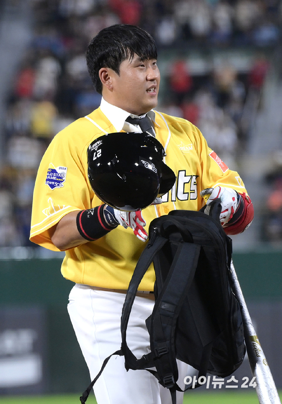 2023 KBO리그 올스타전이 15일 오후 부산 사직야구장에서 열린 가운데 드림올스타 유강남(롯데)이 별명 '김수현'을 패러디하고 있다. [사진=정소희 기자]