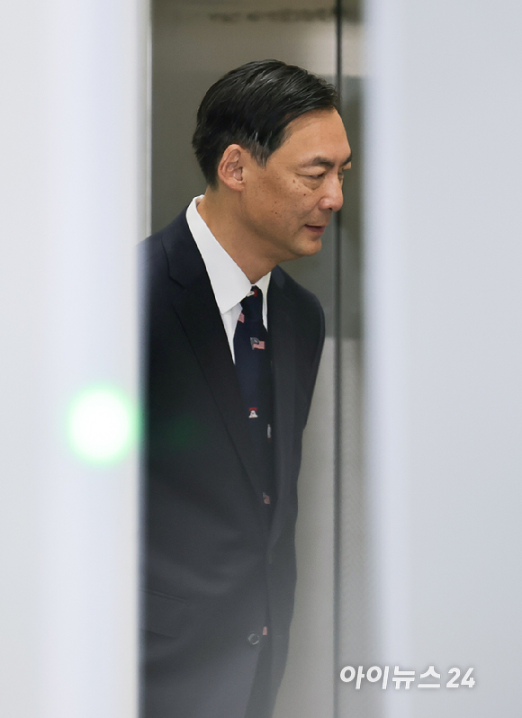 '정보통신망이용촉진및정보보호등에관한법률위반(명예훼손) 등 혐의' 를 받는 모스탄 전 미국 리버러티대학교 교수가 16일 서울 서초구 서울중앙지방법원에서 1차 공판에 출석하고 있다. [사진=곽영래 기자]