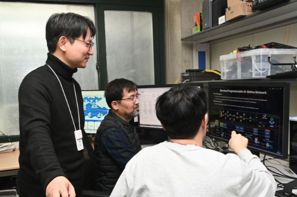 ETRI 연구진이 '지능형 서비스 프로그래머블 모바일 코어 네트워크' 기술 구현 과정을 논의하고 있다. [사진=ETRI]