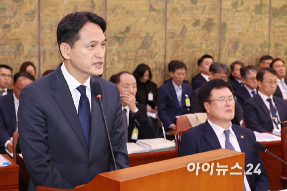 황성운 문화체육관광부 기조실장(윤석열 정부 당시 대통령실 문화체육비서관)이 29일 서울 여의도 국회에서 열린 국회 문화체육관광위원회의 2025 종합 국정감사에서 질의에 답변하고 있다. [사진=곽영래 기자]