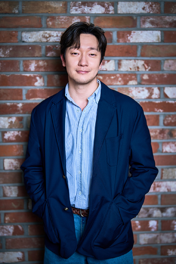 배우 손석구가 영화 '댓글부대'(감독 안국진) 인터뷰에 앞서 포즈를 취하고 있다. [사진=㈜에이스메이커무비웍스]