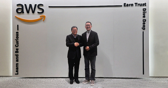 남기정 GS네오텍 대표(왼쪽)와 함기호 AWS 코리아 대표가 생성형 AI 도입 강화를 위한 전략적 협력 계약을 체결한 뒤 기념 촬영하고 있다. [사진=GS네오텍]