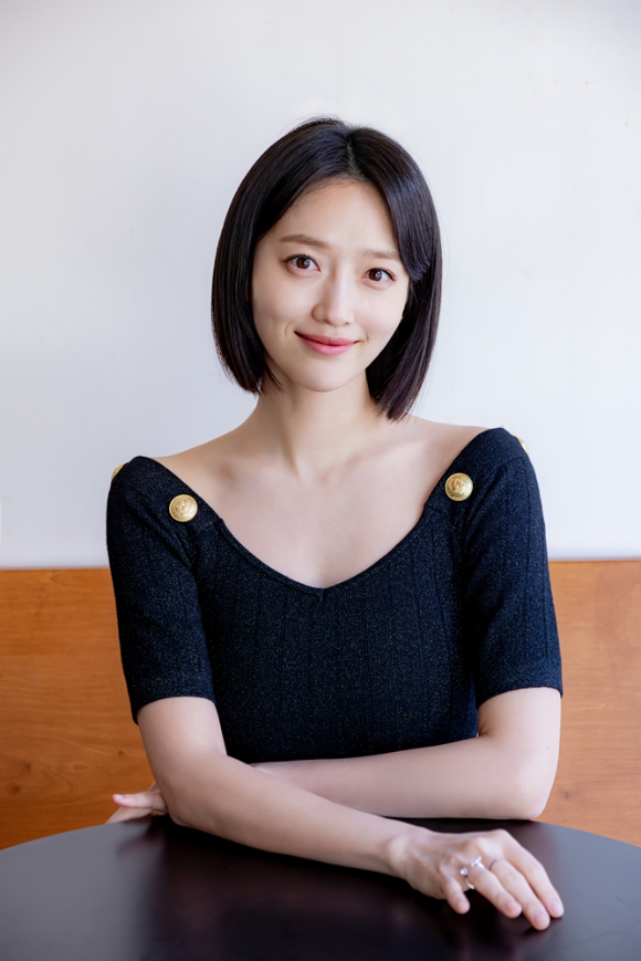 배우 표예진이 최근 서울 모처에서 진행된 SBS 금토드라마 '모범택시3' 종영 기념 인터뷰에서 포즈를 취하고 있다. [사진=시크릿이엔티]