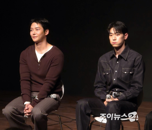 배우 로운과 박서함이 디즈니+ '탁류' GV에서 대화를 듣고 있다. [사진=조이뉴스24 DB]