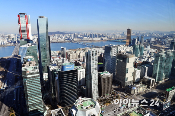  국내 증권사들이 최근 4년간 고객 예탁금으로 벌어들인 금액이 1조8천억원에 달하는 것으로 나타났다. 사진은 서울 여의도 증권가 전경. [사진=정소희 기자]