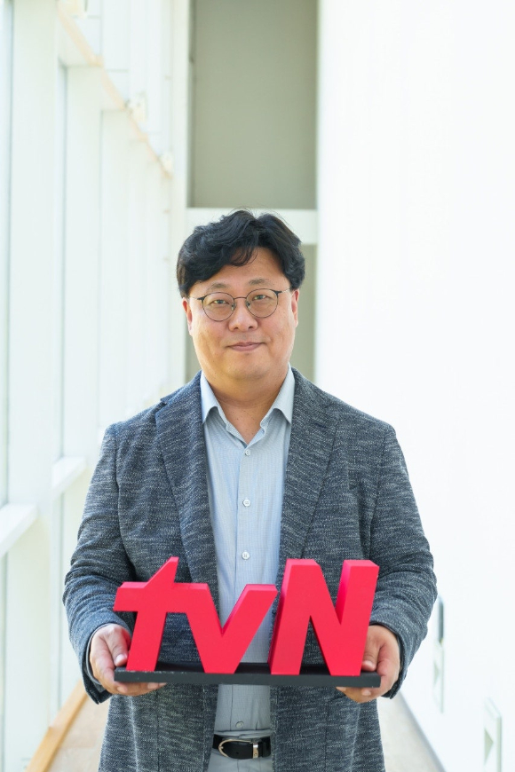 16일 서울 상암동 CJ ENM에서 열린 tvN '크리에이터 톡 2026'에서 김호준 EP가 참석해 포토타임을 갖고 있다. [사진=tvN]