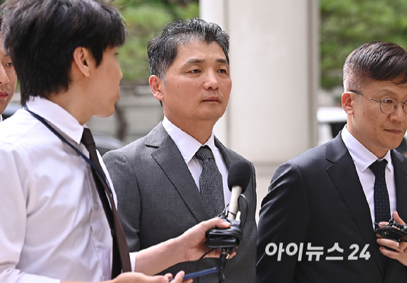 SM엔터테인먼트 시세조종 혐의로 1심에서 무죄를 선고받은 김범수 카카오 미래이니셔티브센터장이 24일 오후 서울고등법원에서 열린 항소심 1차 공판에 출석하고 있다. [사진=곽영래 기자]
