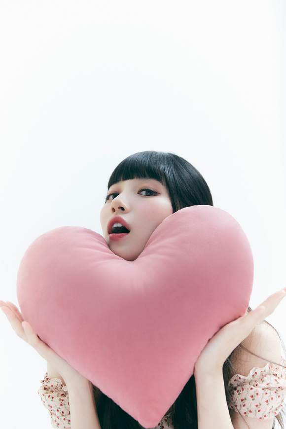 배우 수지가 넷플릭스 시리즈 '이두나!'(감독 이정효) 인터뷰에 앞서 포즈를 취하고 있다. [사진=넷플릭스]