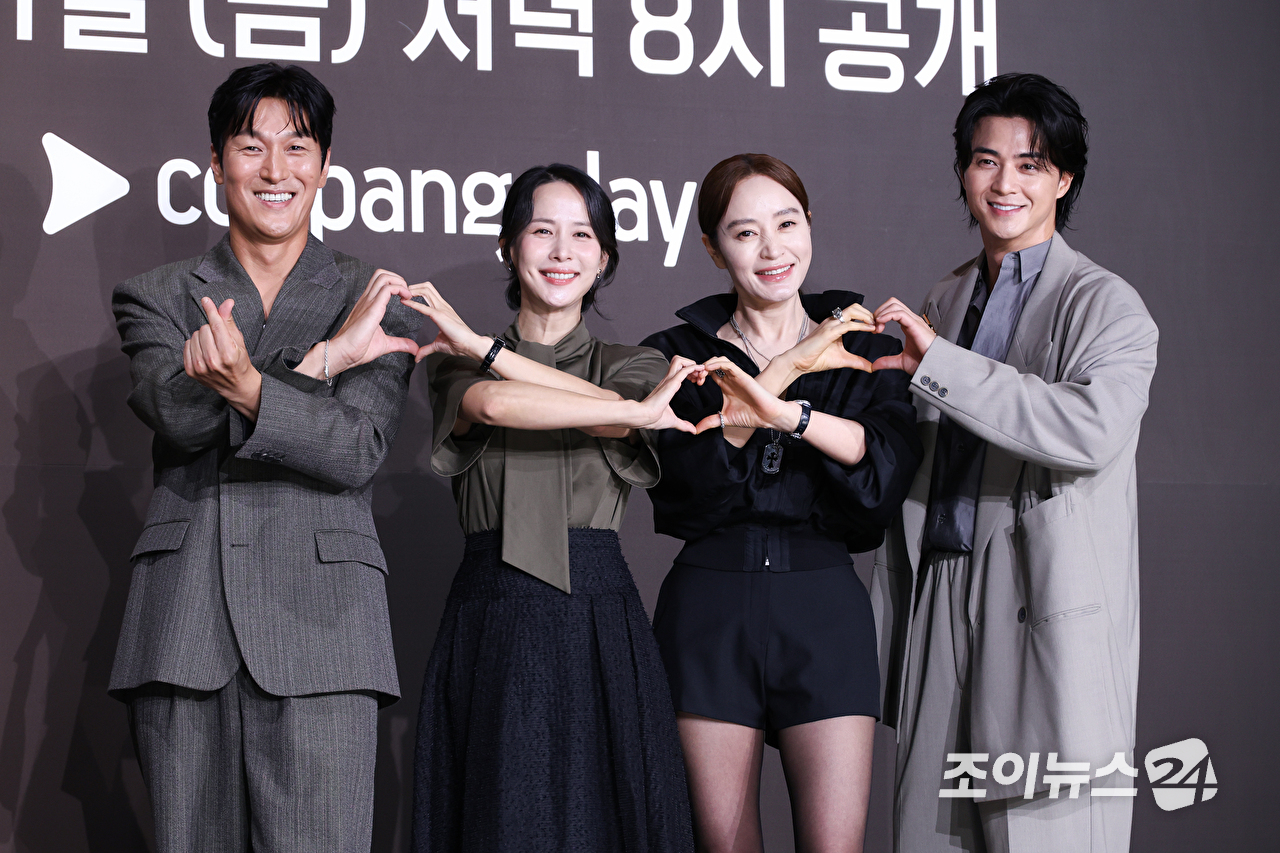 [포토] 지금 불륜이 문제가 아닙니다 '많이 사랑해주세요'