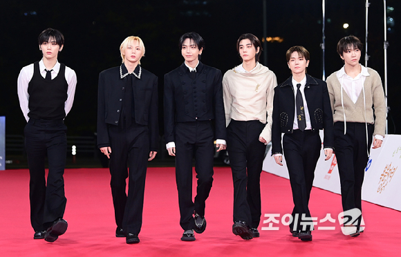 그룹 보이넥스트도어(BOYNEXTDOOR)가 19일 오후 서울 영등포구 여의도 KBS홀에서 열린 제46회 청룡영화상 레드카펫 행사에 참석하고 있다. [사진=정소희 기자]