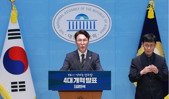 더불어민주당 김민석 당 대표 후보가 22일 국회 소통관에서 4대 개혁 과제를 발표하고 있다. [사진=연합뉴스]
