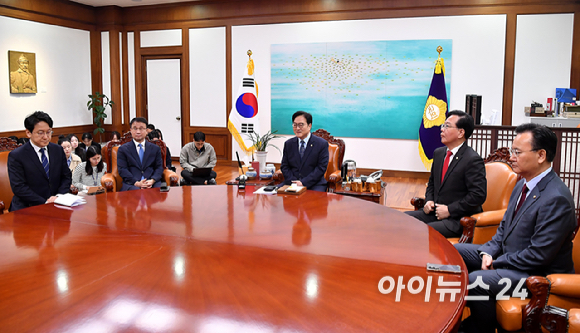 우원식 국회의장이 30일 서울 여의도 국회에서 열린 의장 주재 여야 원내대표 회동을 하고 있다. [사진=곽영래 기자]