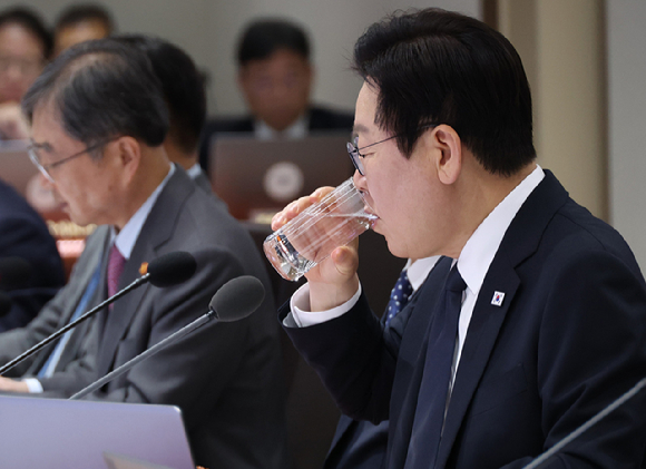 이재명 대통령이 4일 용산 대통령실에서 열린 국무회의에서 물을 마시고 있다. 2025.11.4 [사진=연합뉴스]