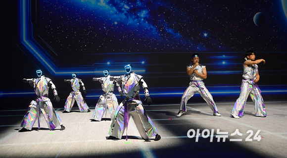21일 오후 서울 강동구 고덕동에 위치한 로봇복합문화공간 'GALAXY ROBOT PARK'(갤럭시 로봇 파크) 그랜드 오픈 기자간담회가 열렸다. 로봇 아레나에서 로봇들이 공연을 선보이고 있다. [사진=정소희 기자]