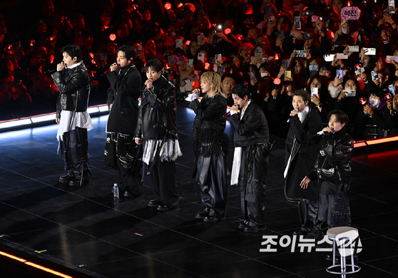 방탄소년단(BTS)이 21일 오후 서울 광화문 광장에서 정규 5집 '아리랑(ARIRANG)' 앨범 발매를 기념해 컴백 무대를 선보이고 있다. [사진=사진공동취재단]