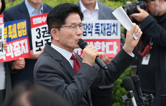 이재명 더불어민주당 대선후보가 지난 15일 전남 목포시 평화광장 원형상가 앞에서 열린 유세에서 지지를 호소하는 연설을 하고 있다. [사진=연합뉴스]