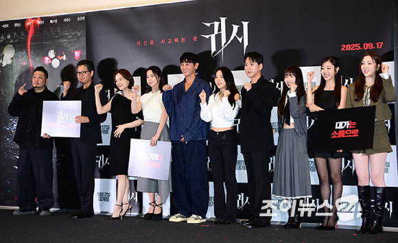 (왼쪽부터)홍원기 감독-배우 유재명-문채원-서영희-원현준-마마무 솔라-차선우-스테이씨 수민-러블리즈 서지수-우주소녀 은서(손주연)가 9일 오후 서울&nbsp;용산구&nbsp;CGV용산아이파크몰에서 열린 영화 '귀시'(감독 홍원기) 언론 배급 시사회에 참석하고 있다. [사진=정소희 기자]