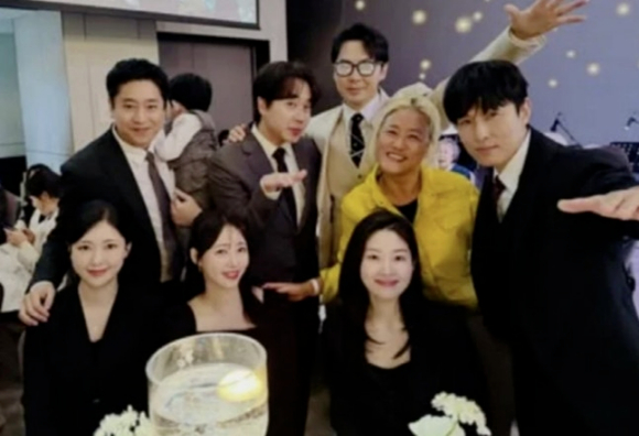 에릭, 이민우 결혼식서 후덕해진 근황 공개...뱃살까지 깜짝 '아저씨 다 됐네'